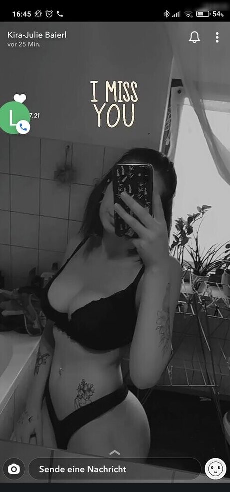 Kira Julie アートスター 写真