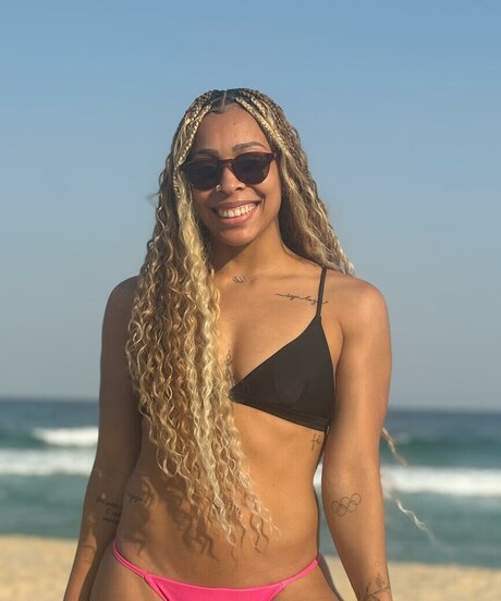 Lorrane Dos Santos かわいいポルノスター 写真