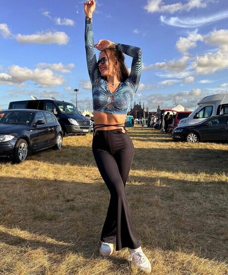 lara emilia 裸のモデル 写真