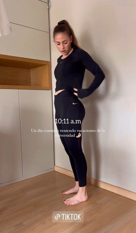 小柄なブロンドの熟女OnlyFans HD 画像