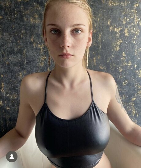 小柄なBBC OnlyFans 可愛い 写真