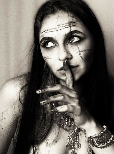 痩せた金髪の熟女OnlyFans ホットセックス 画像