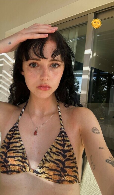 Holly Laing セクシーモデル 写真