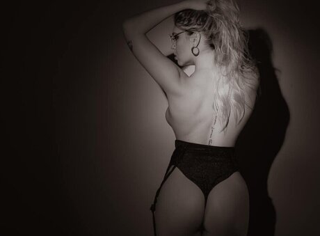 Eliana Sales アートモデル 写真