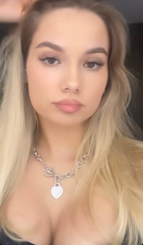 シーメールランジェリーOnlyFans ヌード 画像