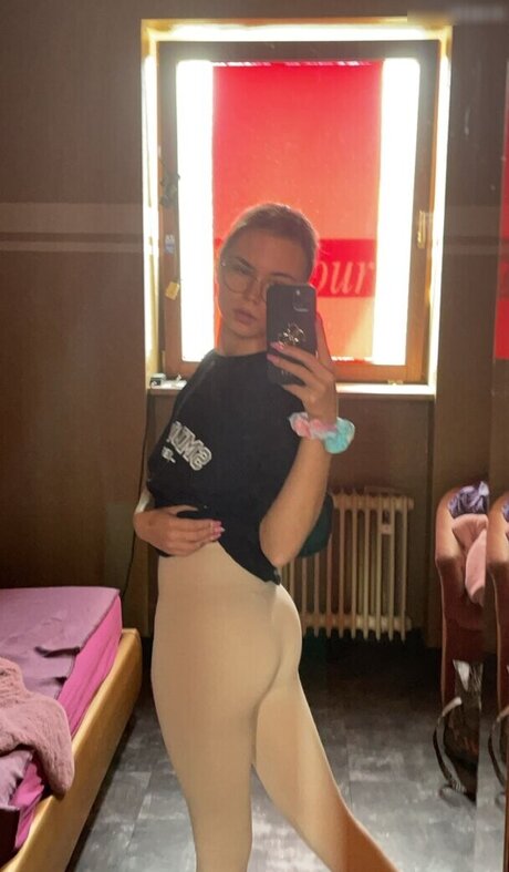 secret hub wue ポルノスター アート 画像