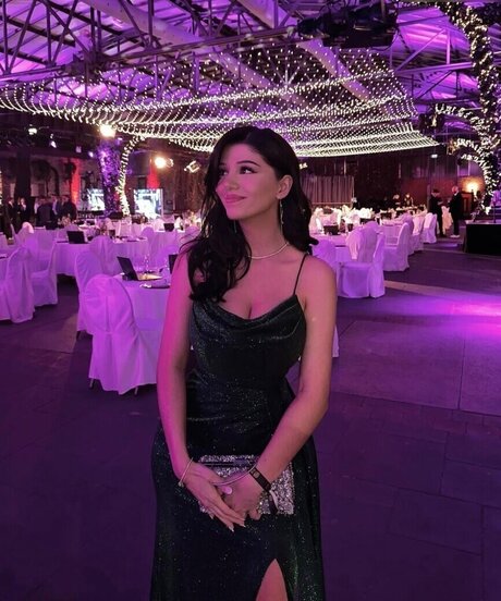 大学のOnlyFans アートヌード 写真