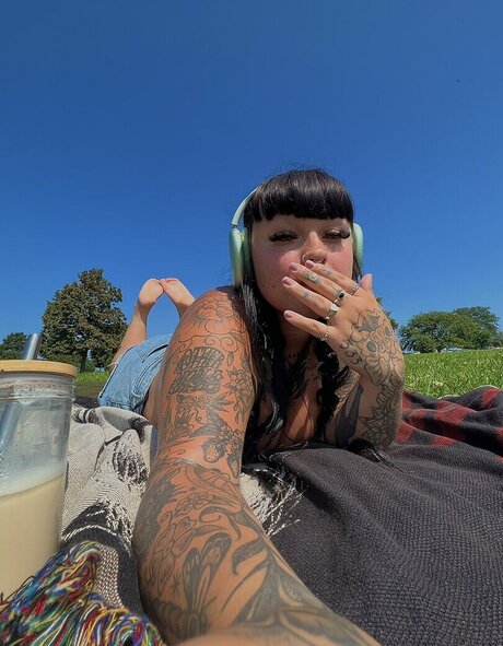 Venicecemetery ヌードのポルノスター 画像