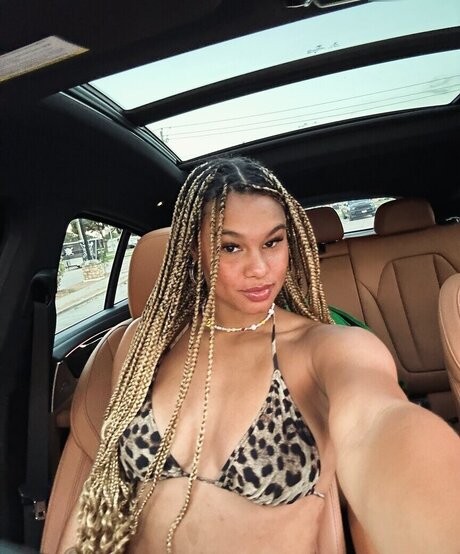 Satou Sabally アートポルノスター 画像