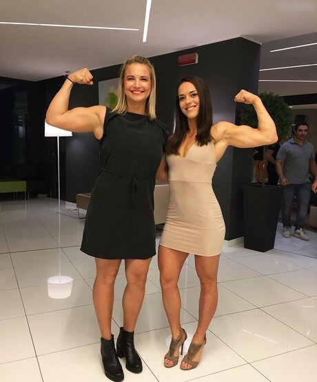 小柄なBBC OnlyFans アートヌード ギャラリー