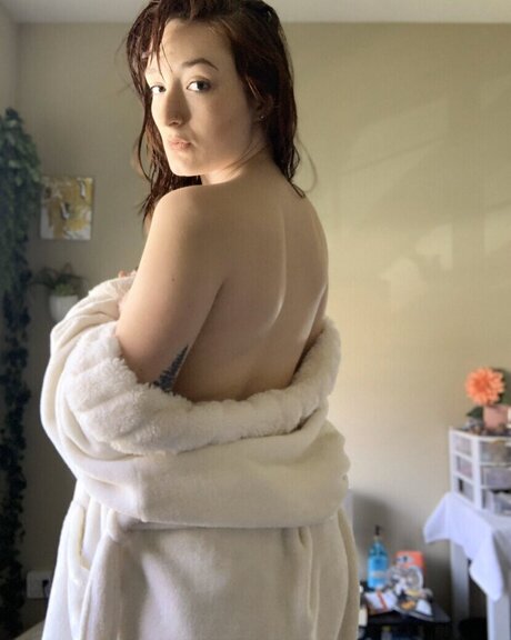 小柄なブロンドの熟女OnlyFans セクシー裸 画像