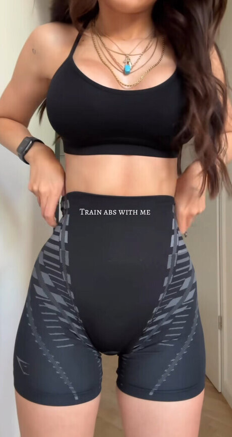 Merve zkan ポルノ女優 写真