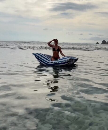 OnlyFansについて話す セクシー 写真