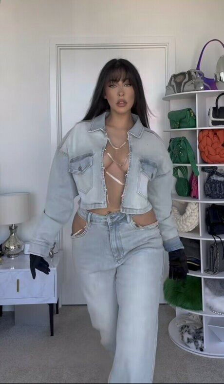 Alara Taneri ポルノモデル 写真