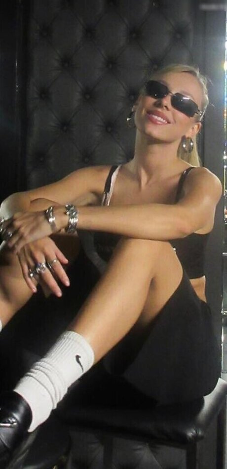 Ester Exp sito セクシーなスター 写真