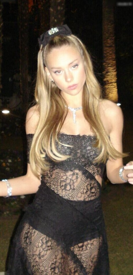 Ester Exp sito ヌードモデル 写真