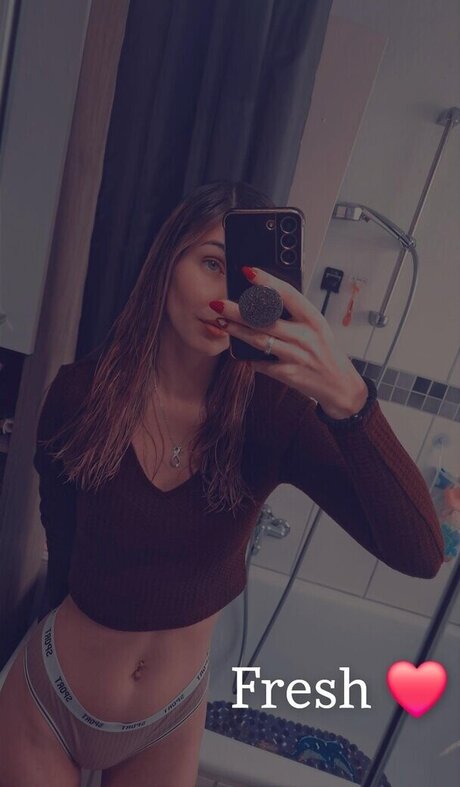 スターティーンオンリーファンズ 美しい裸 写真