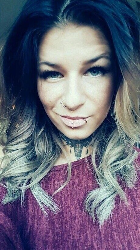 ブルネットの教師OnlyFans 美しいヌード 写真