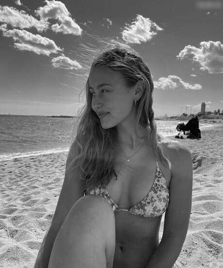 痩せた金髪の熟女OnlyFans トップ 画像