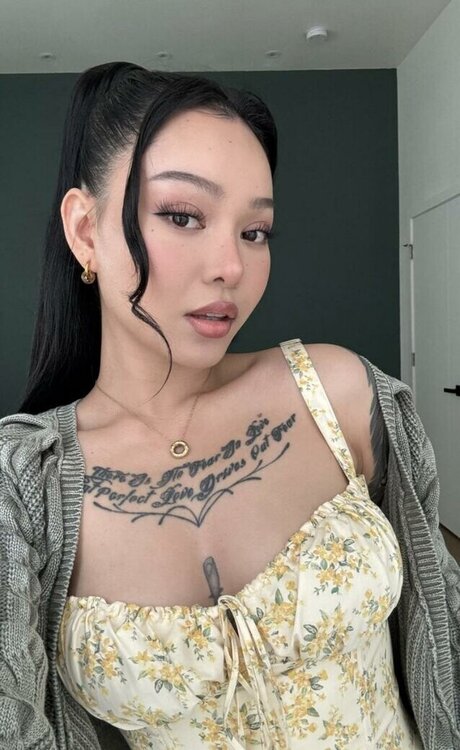 Bella Poarch セクシーなスター 写真