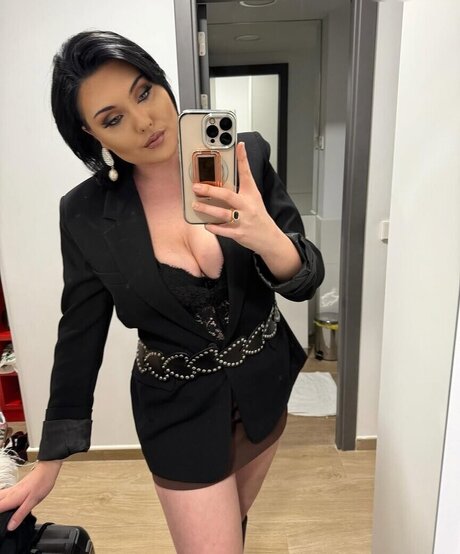 黒髪の熟女OnlyFans トップ ギャラリー