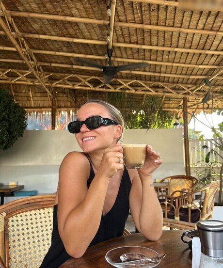 ニューハーフ巨乳OnlyFans 無料セクシー 写真