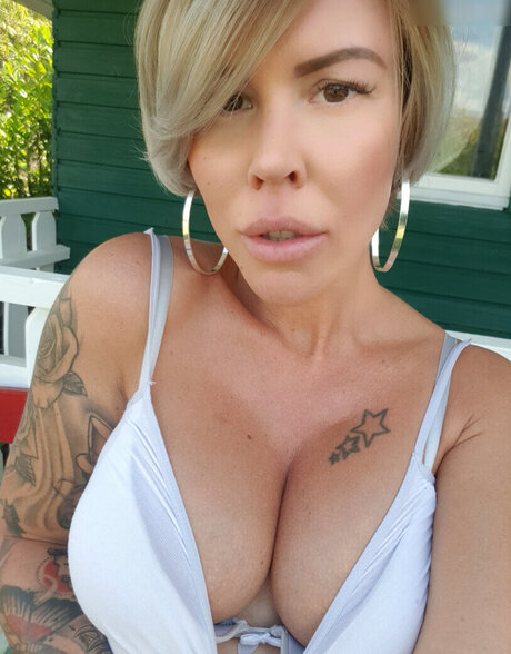 興奮した熟女OnlyFans アートヌード 写真