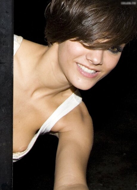 アナルパウグオンリーファンズ エロチック ギャラリー