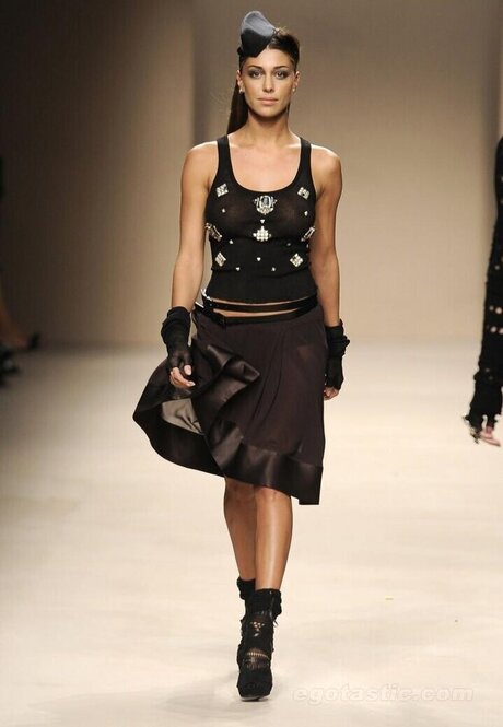 曲線美の黒檀OnlyFans ヌード 画像