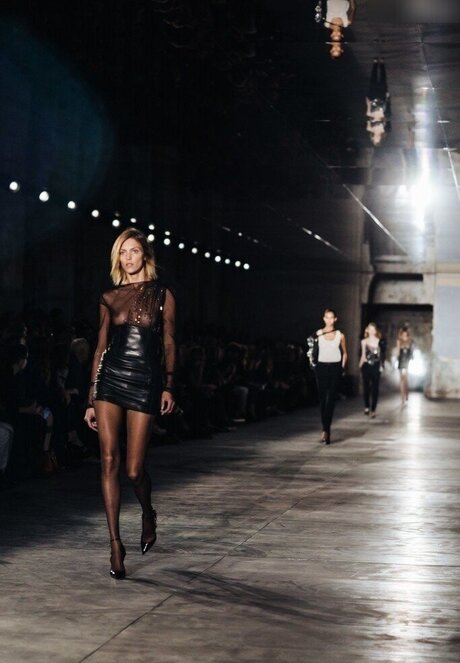 手袋onlyfans アートヌード 写真