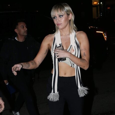 OOPS International エロティックなモデル 画像