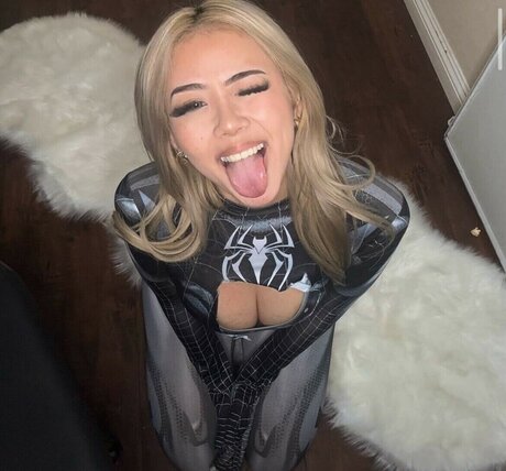 小柄なブロンドの熟女OnlyFans ポルノ ギャラリー