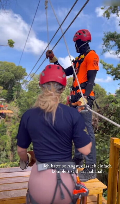 痩せた金髪の熟女OnlyFans ヌード 画像