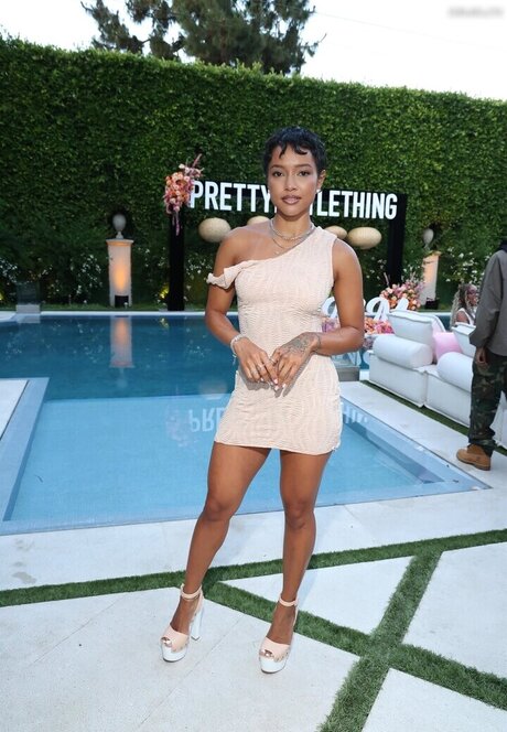 大きなお尻のマンコOnlyFans アートヌード 画像