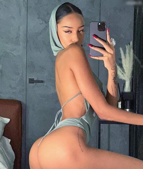 Aalishass Alishakone ポルノスター パーフェクト 写真