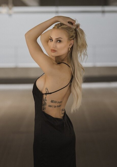 Giulie Hope Santana 最高のモデル 写真