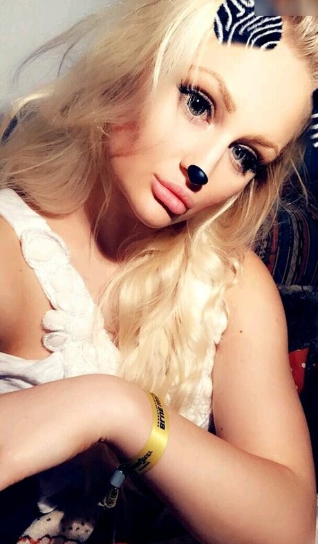 Giulie Hope Santana 無料モデル 写真