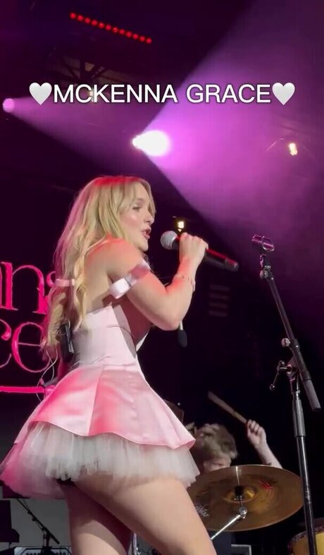 細身の巨乳OnlyFans セクシーヌード ギャラリー