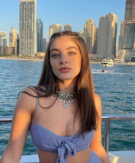 Leyla Afshonkar トップスター 画像