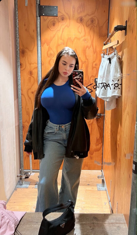 アジア人の従順なOnlyFans 無料ヌード 写真