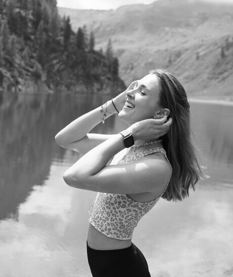 ブルネットの教師OnlyFans ポルノグラフィック 写真