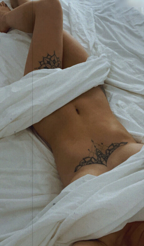 Julia R mmelt 裸のモデル 写真