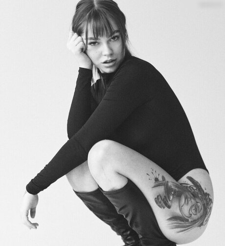 細身の巨乳OnlyFans ホットセックス 画像