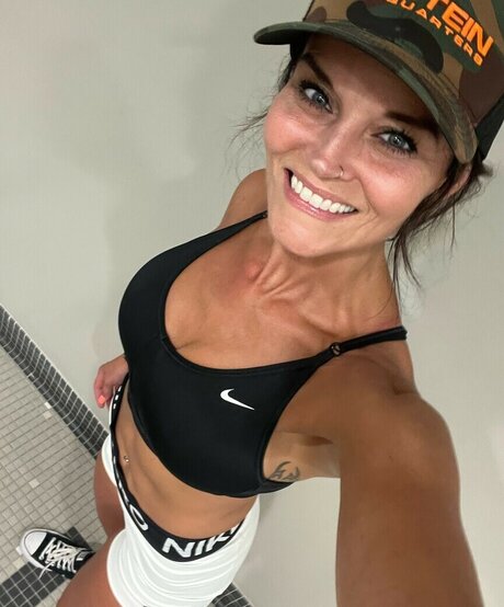 Julie Felton 裸の女優 画像