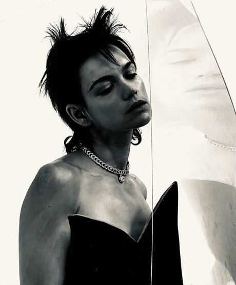 Emilia Sch le アートモデル 写真