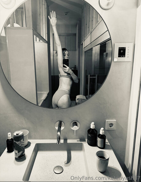 アジアンタトゥー OnlyFans ポルノグラフィック 画像