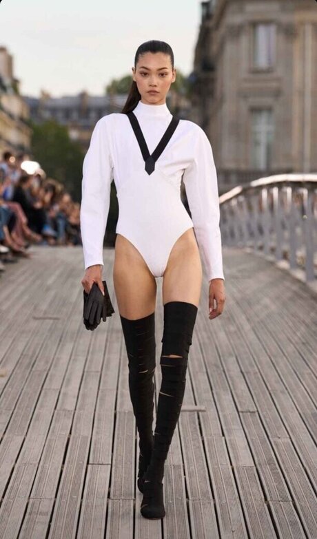 Mika Schneider 無料モデル 画像