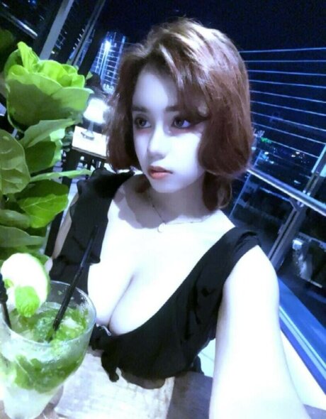 ElyanaSparks ポルノスター 裸 写真