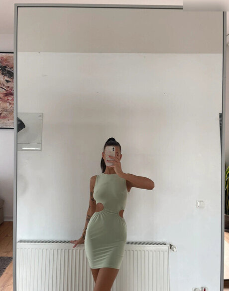 ブルネットの教師OnlyFans アダルト 画像