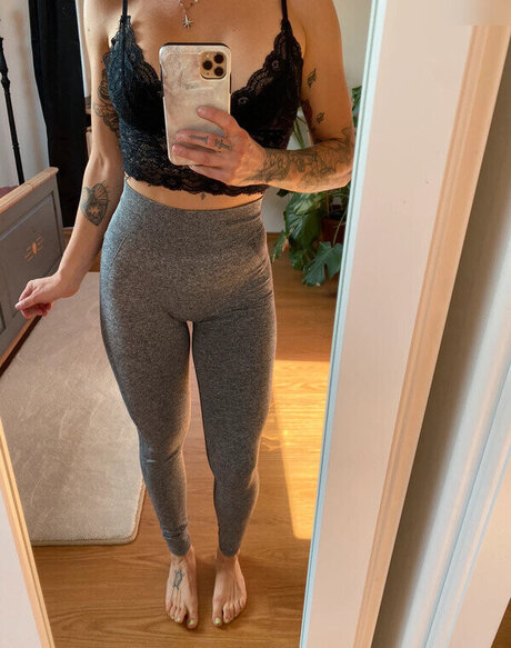 金髪の小柄なOnlyFans 美しいヌード 写真